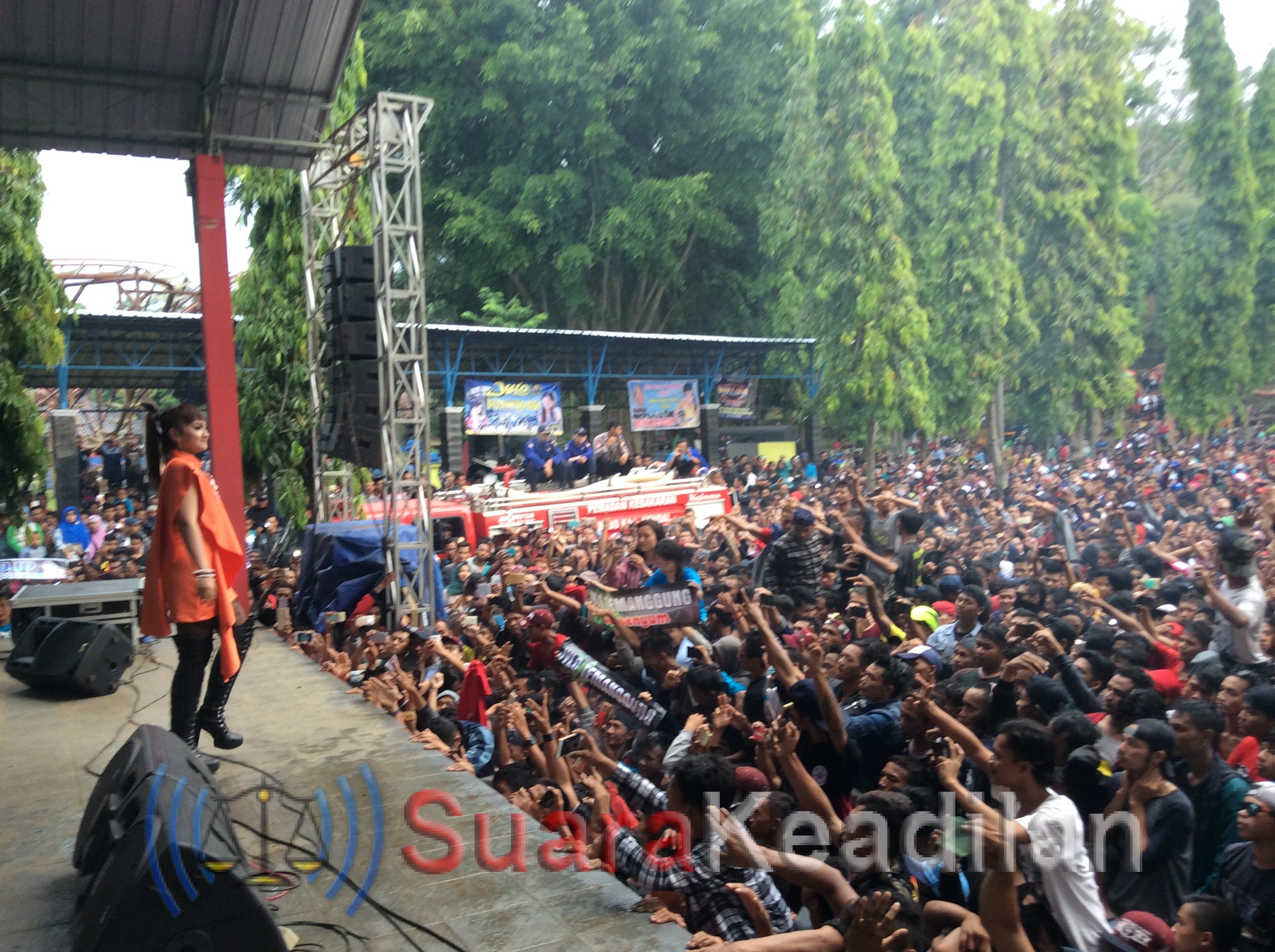 Liburan Terakhir, Belasan Ribu Pengunjung Curug Sewu Dihibur New Pallapa
