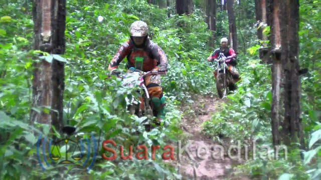 Pacu Andrenalin Ratusan Kroser Pekalongan Coba Taklukan Medan Perbukitan Curam