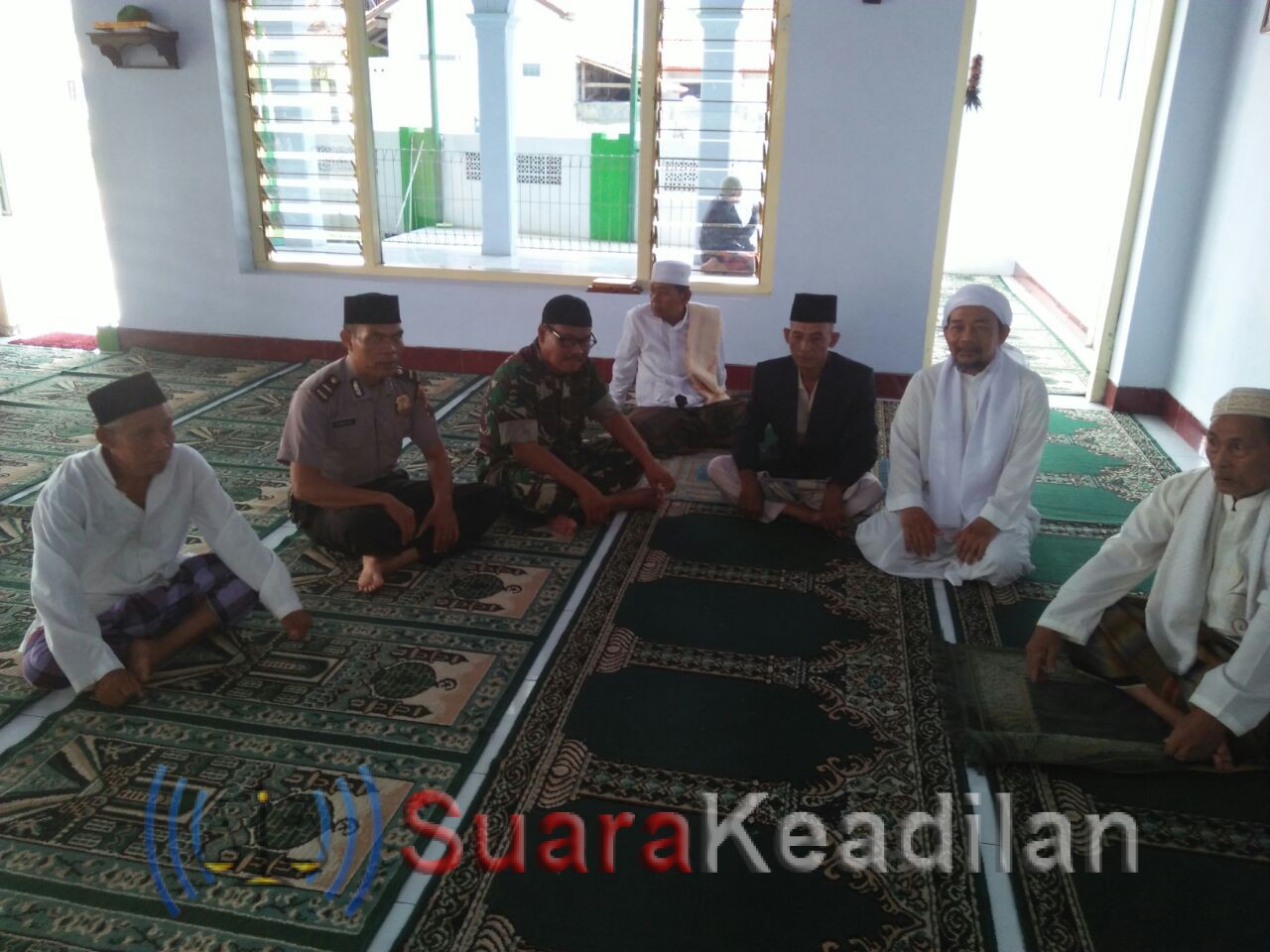 Jaga Kondusifitas, Danramil 11 Sragi Budayakan Sholat Berjamaah