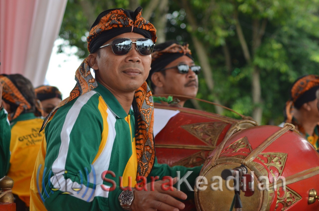 Buka Popda 2018, Wihaji Unjuk Kebolehan Mainkan Kendang karawitan