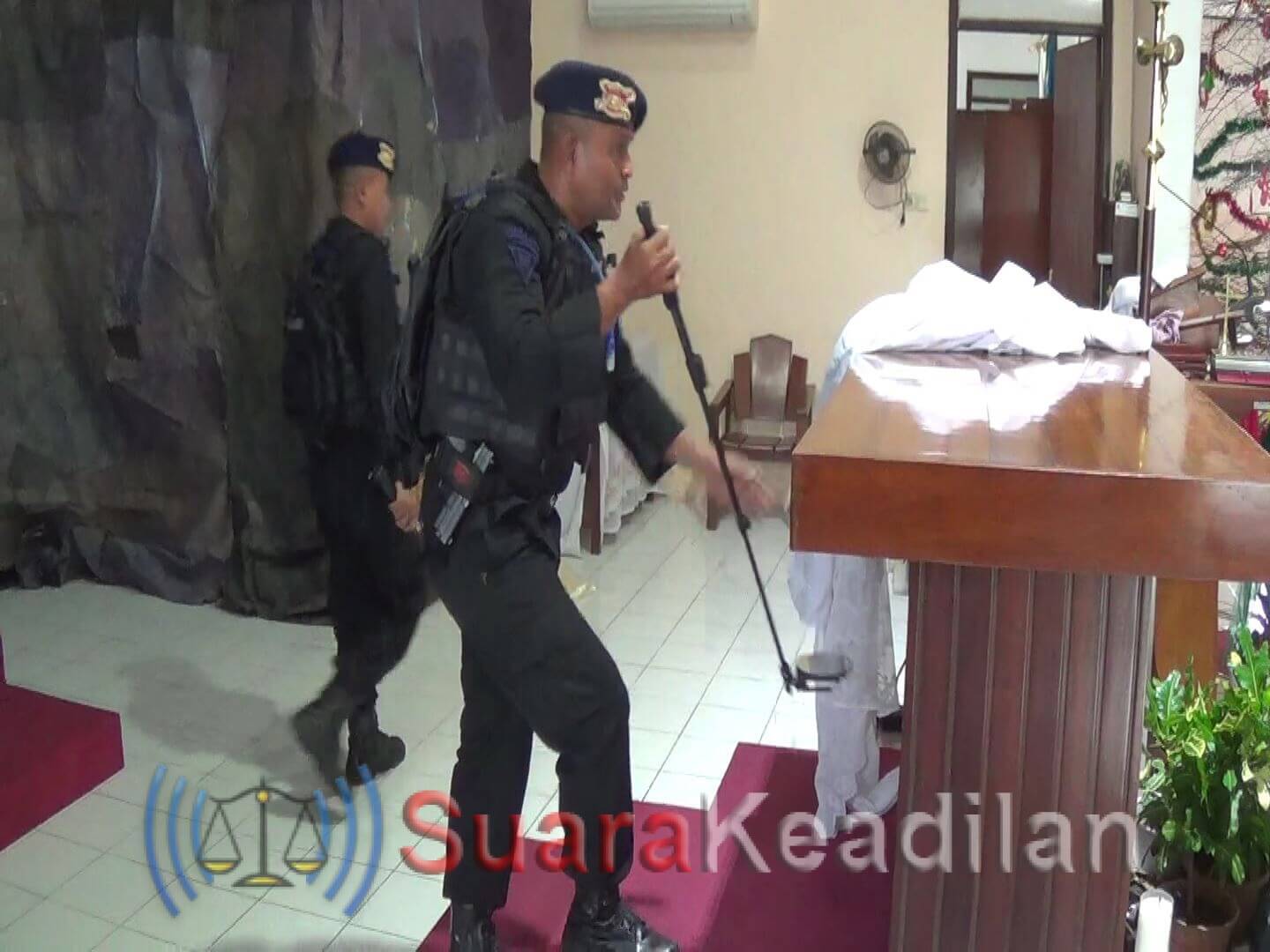 Pastikan Keamanan, Brimob Bersama Ormas Jaga Gereja Selama Natal