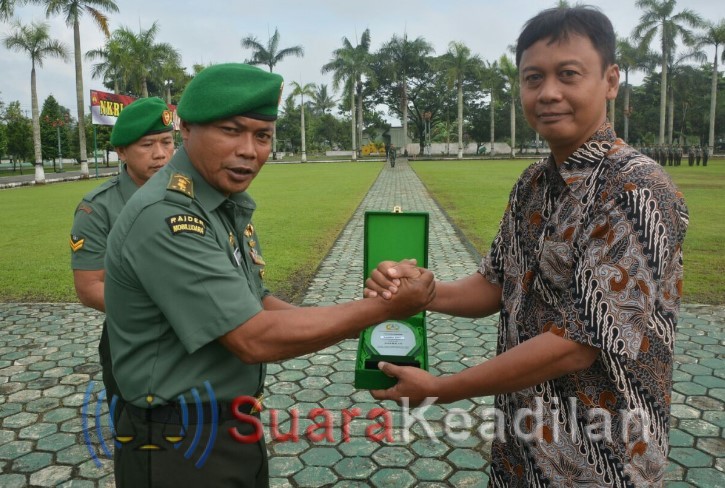 Danrem 071/Wk Berikan Penghargaan Kepada Mitra Jurnalis Peraih Juara III Lomba Essay Tahun 2017.