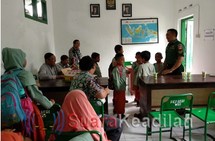 Danramil 10 Wiradesa Kenalkan Lambang dan Simbol Negara ke Siswa SD