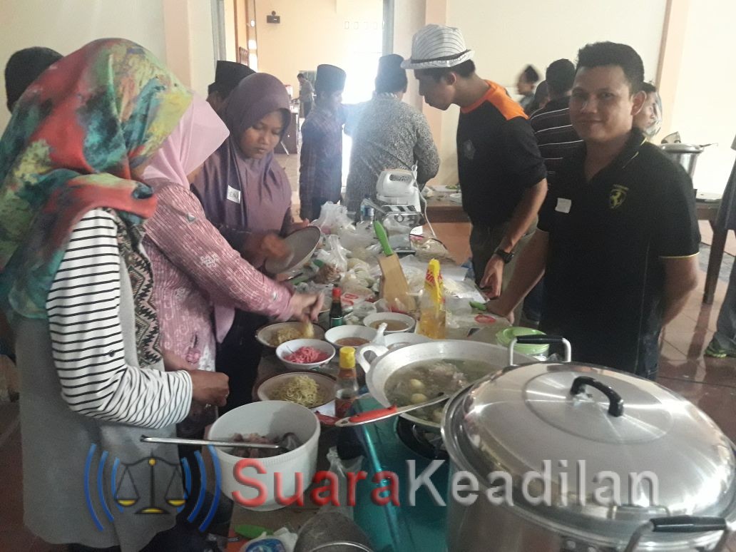 PC GP Ansor Demak Gelar Kursus Kuliner Nusantara Membuat Mie Pelangi
