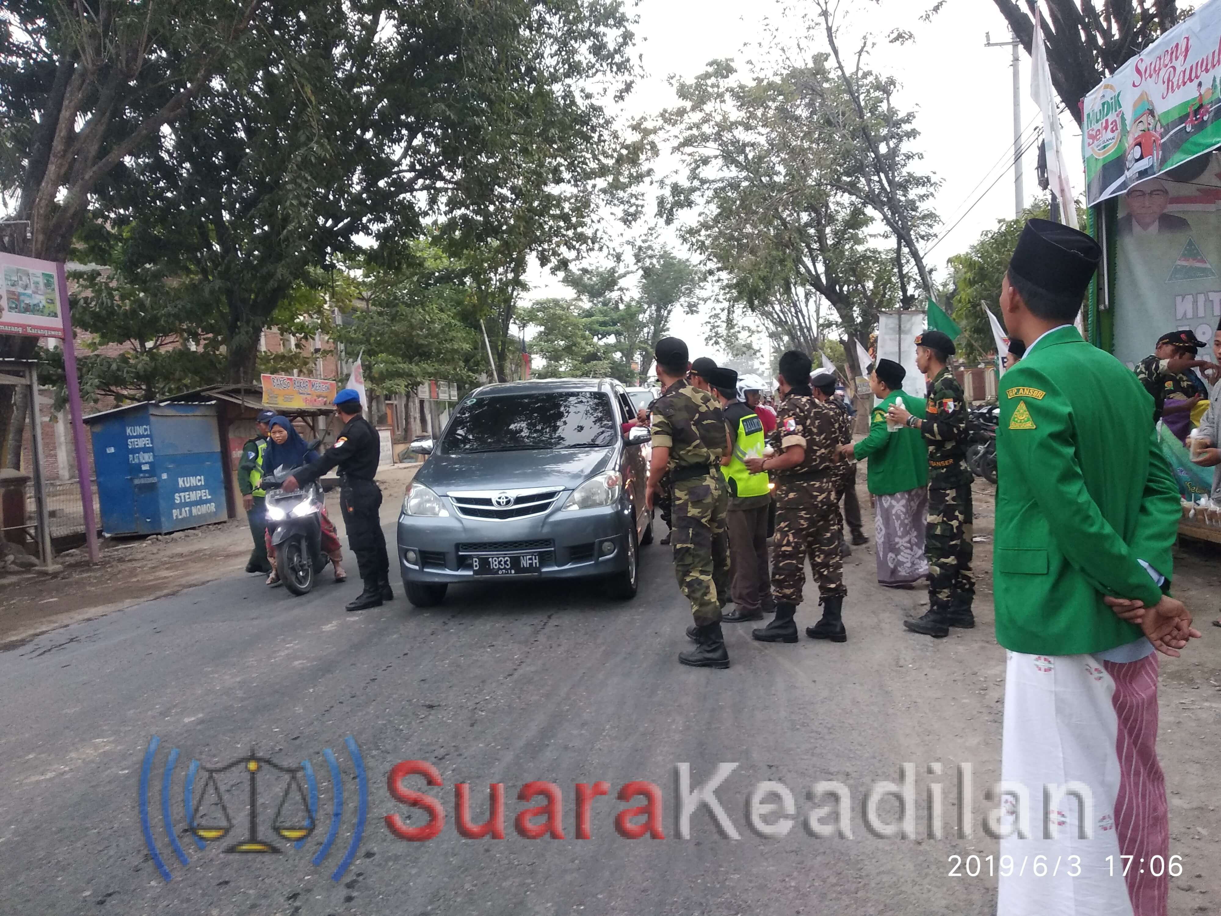 Selain Membantu mengatur lalu lintas, Posko Ansor Banser Karangawen juga membagi takjil gratis kepada Pemudik