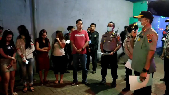 Polisi Bubarkan Kerumunan Warga di Tempat Hiburan Malam dan Kafe