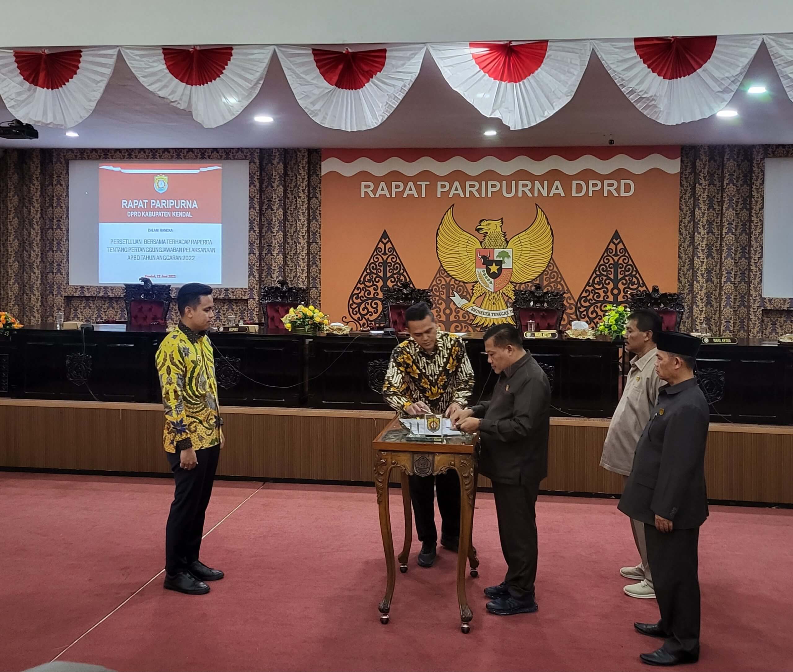 DPRD – Bupati Kendal Teken Raperda Pertanggungjawaban Pelaksanaan APBD Anggaran Tahun 2022