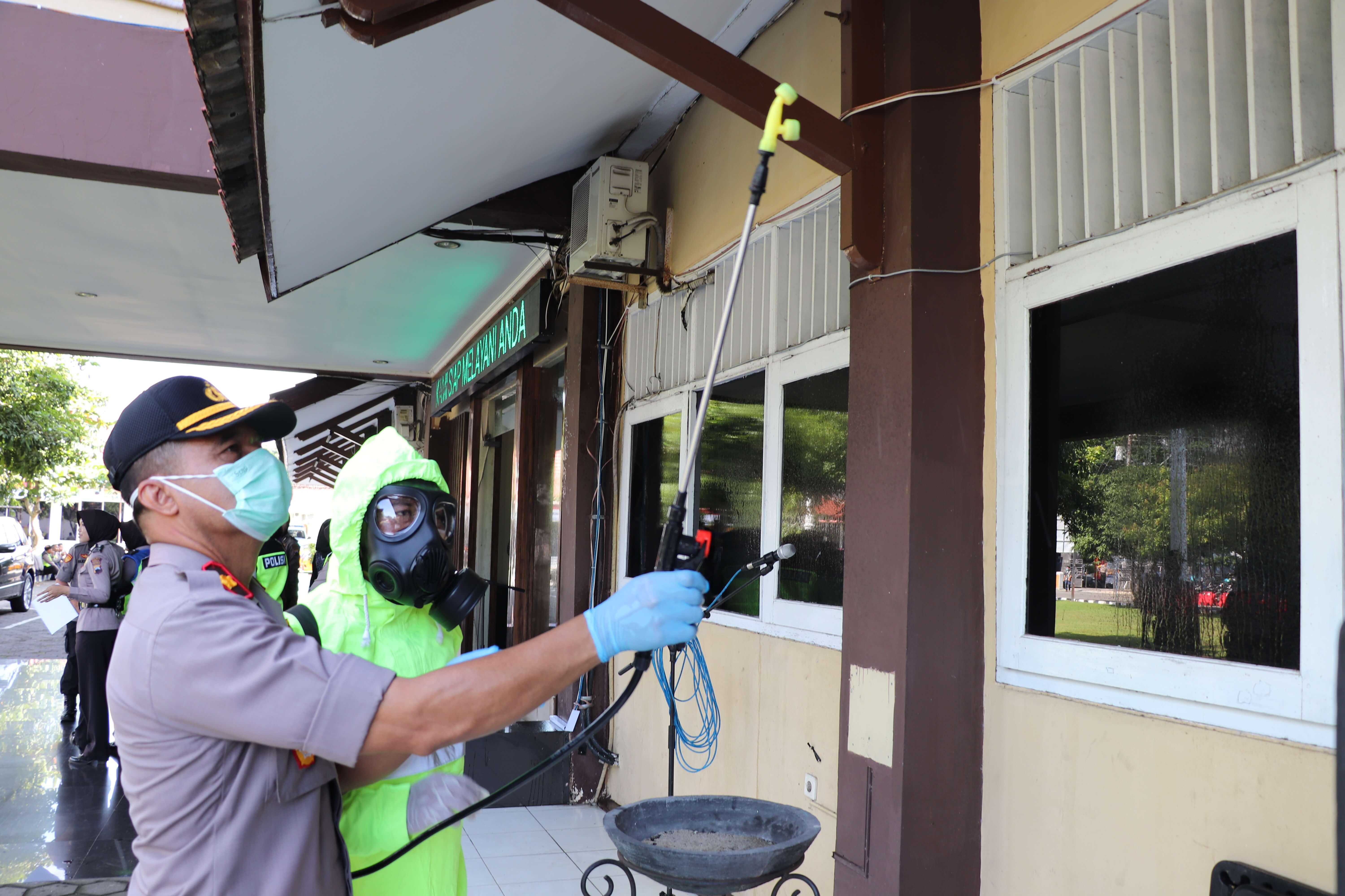 Antisipasi Penyebaran Virus Corona, Tempat Pelayanan Publik Di Polres Kendal Disemprot Disinfektan