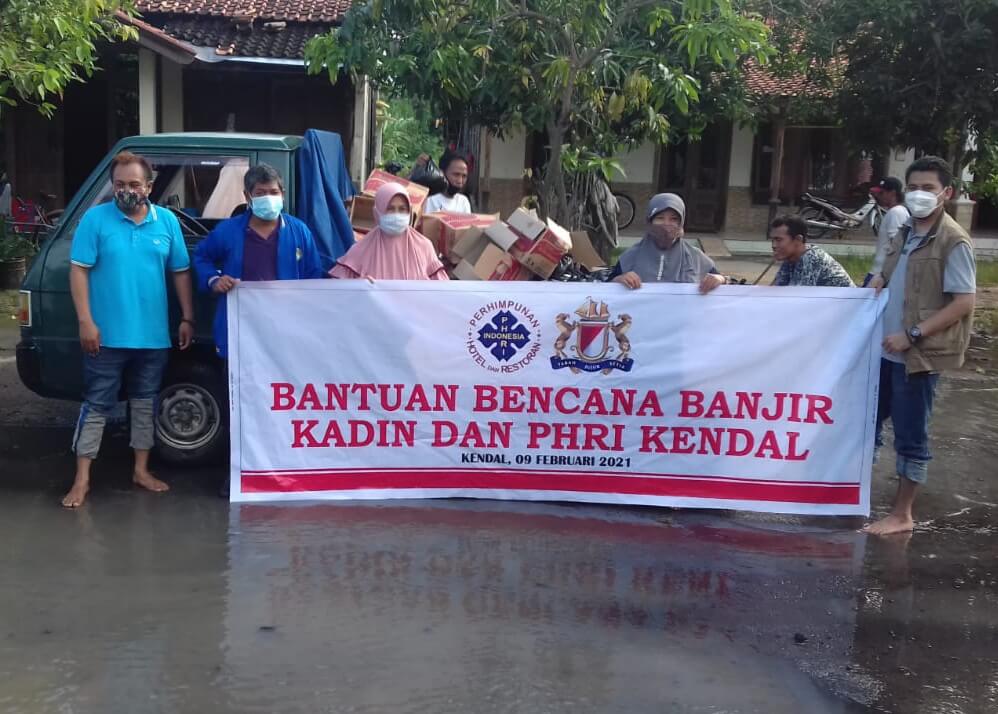 Kadin Kendal Bagikan Paket Sembako Untuk Korban Banjir-Tanah Longsor