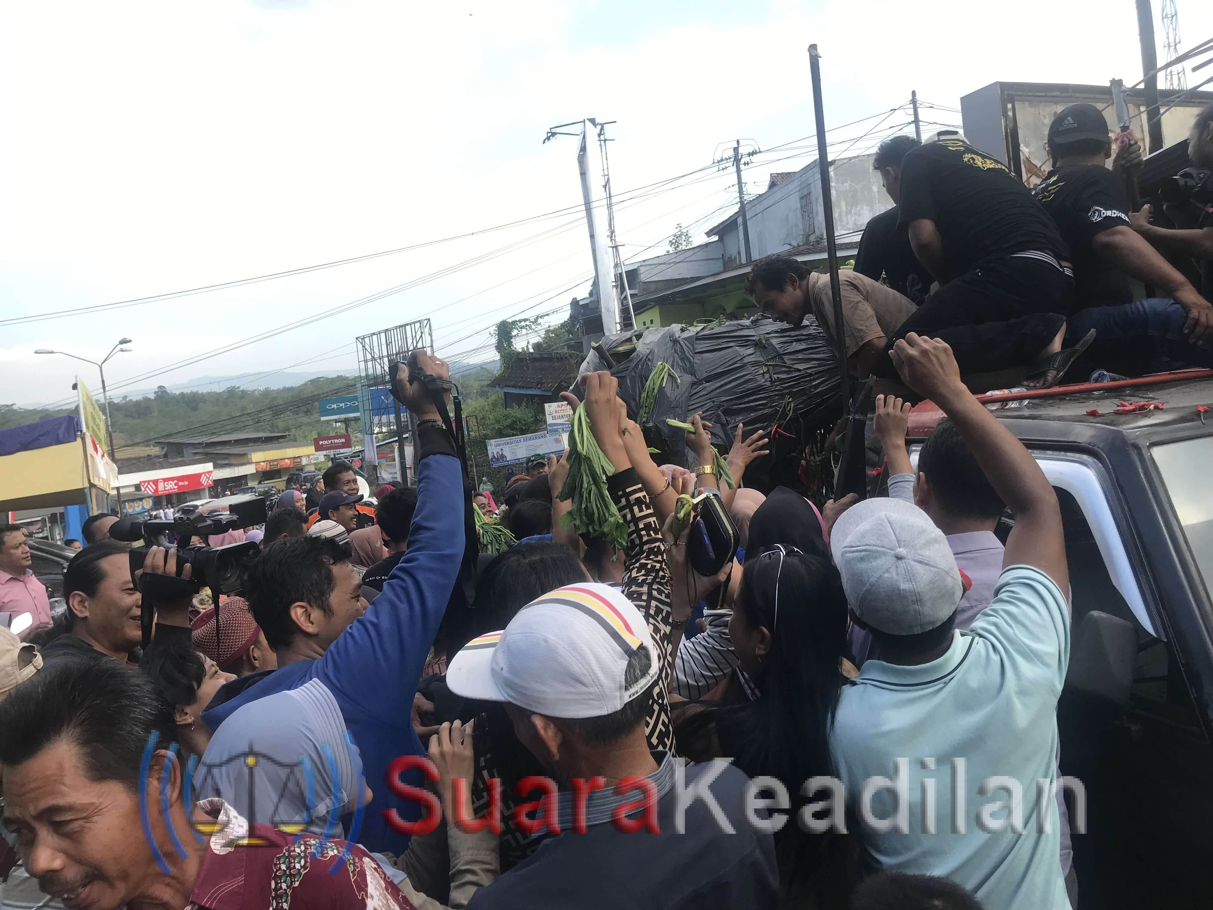 Syawalan Di Boja, Warga Berebut Gunungan Hasil Bumi