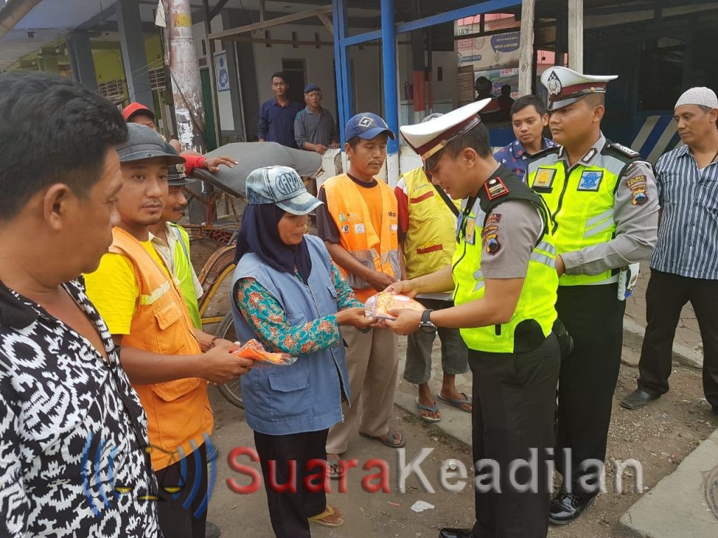 Belasan Rompi Tukang Parkir Pasar Weleri