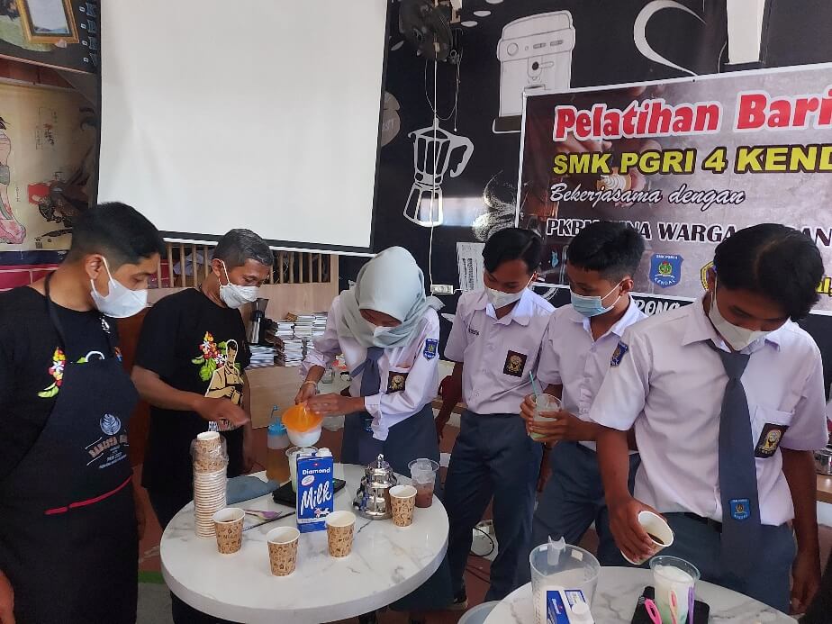 Beri Ketrampilan Tambahan, 19 Siswa SMK PGRI 04 Kendal Ikuti Pelatihan Barista Pemula