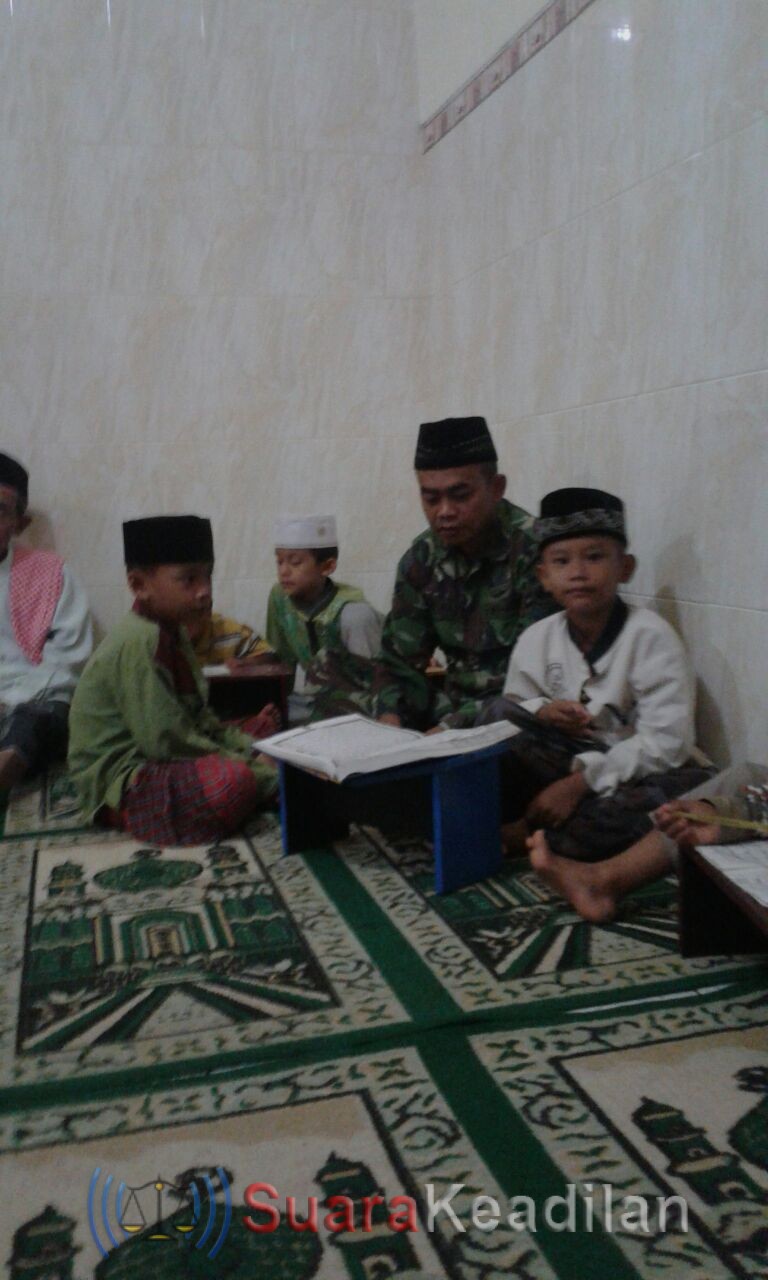 Babinsa 0710 Mengaji Bersama Anak-Anak Desa