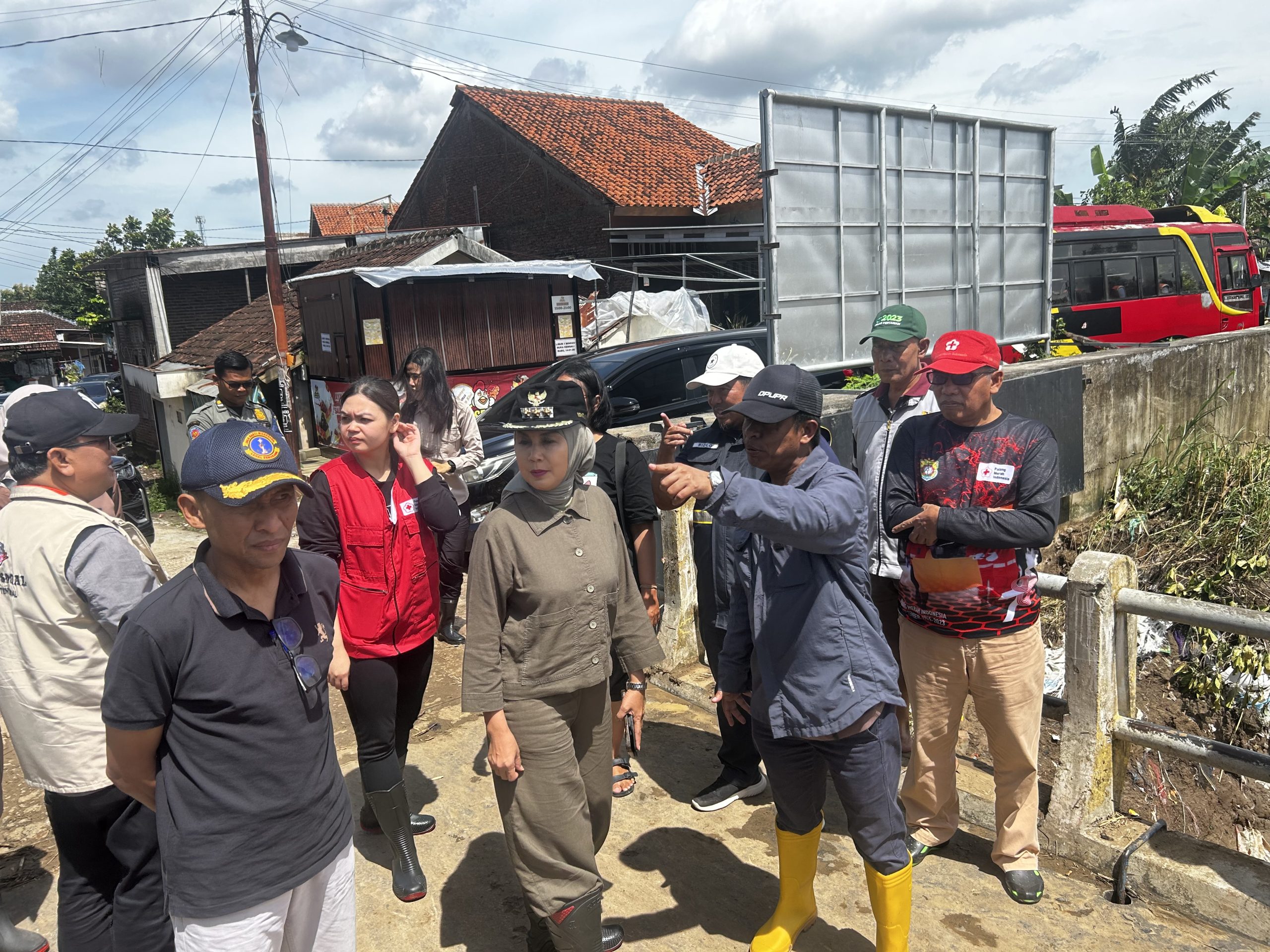 Tinjau Tanggul Jebol, Bupati Tika Janji Perbaiki Dalam Waktu Cepat