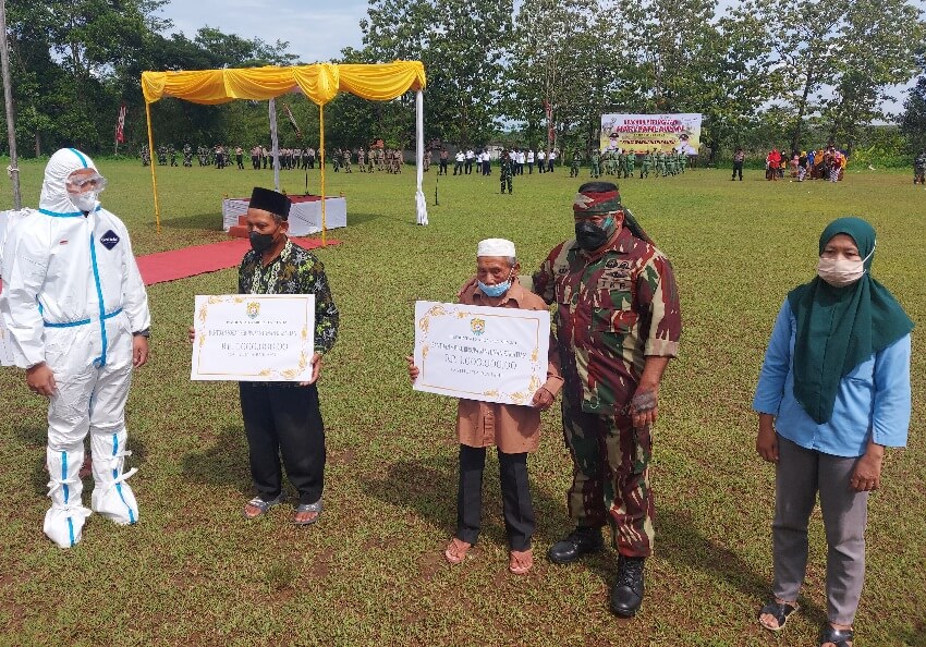 Hormati Jasa Nakes, Bupati Jadi Irup Hari Pahlawan Pakai Baju Hasmat