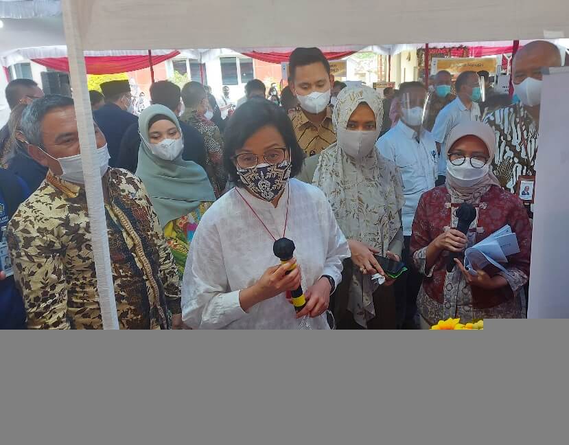 Kunjungi Kendal, Sri Mulyani Salurkan UMi Rp152,39