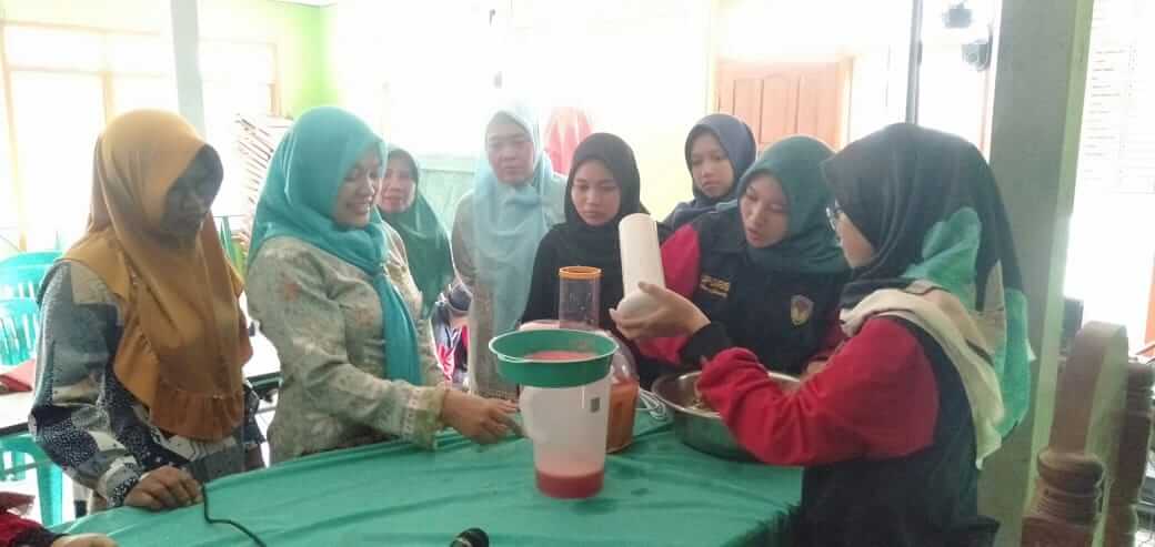 KKN UPGRIS Berdayakan Masyarakat melalui Pelatihan Minuman Isotonik