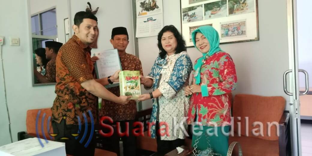 SMAN 2 Kendal Serahkan Buku 1234 Puisi Ke Dinarpus
