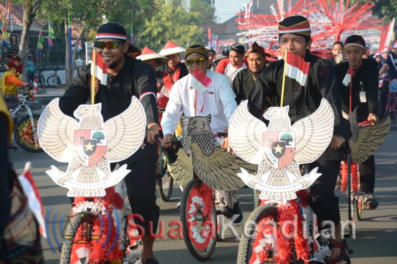 Ribauan Warga Batang Berpakaian Adat, Sepeda Santai Bareng Bupati