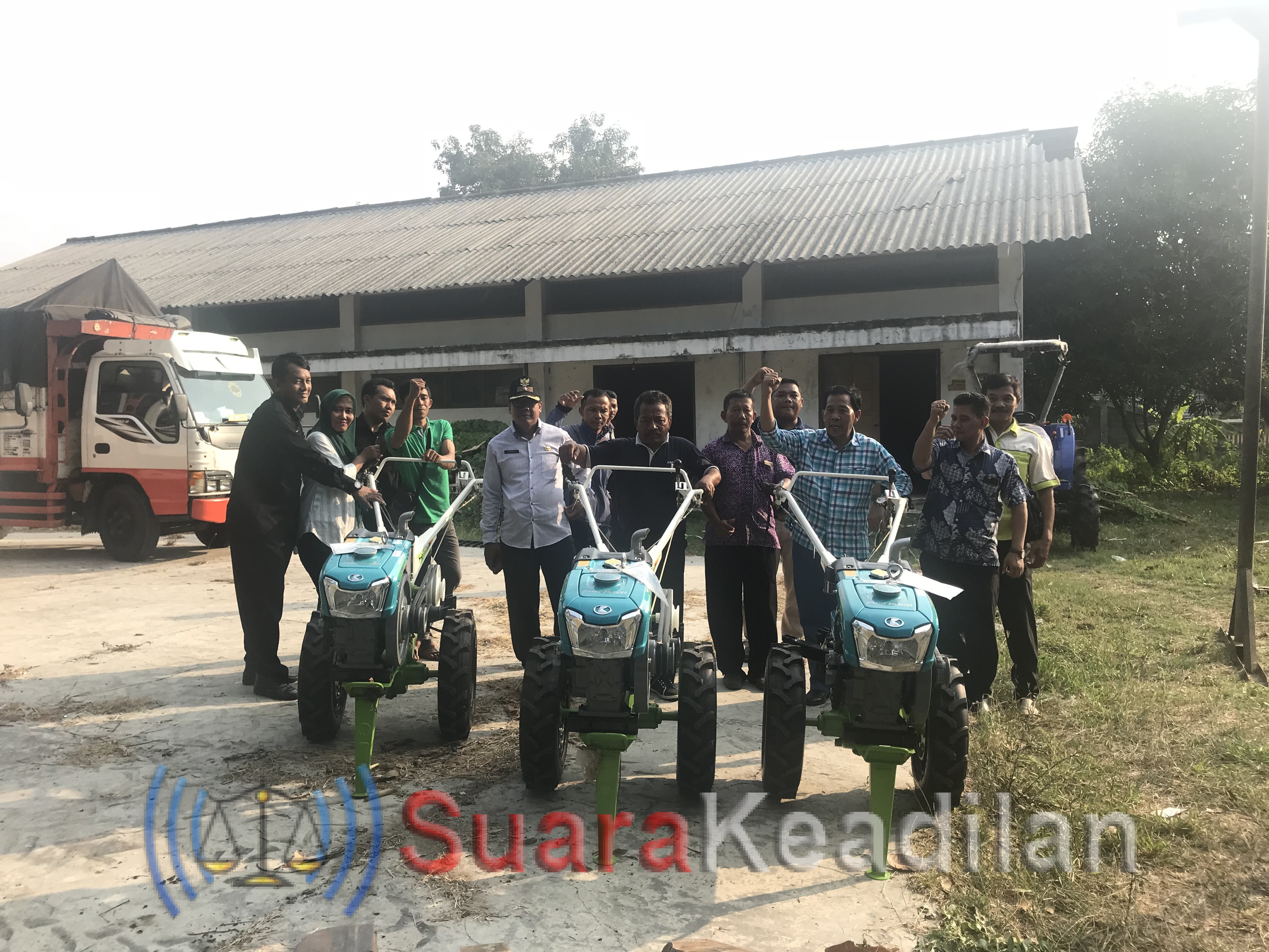 Fadholi Bagikan Alsintan Untuk 84 Poktan Di Kendal