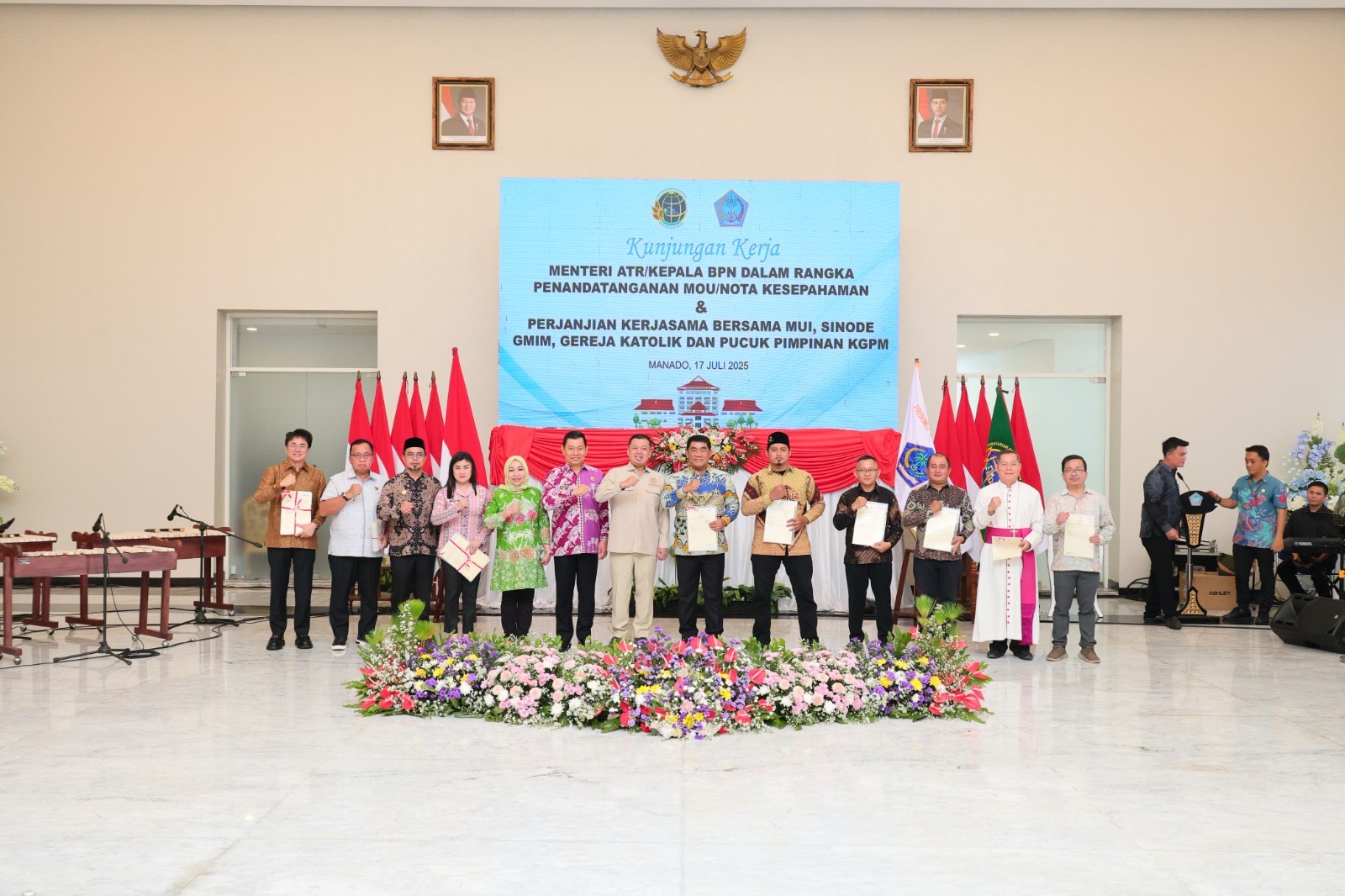 Serahkan Sertipikat di Sulut, Menteri Nusron Komitmen pada Era Presiden Prabowo PR di Bidang Pertanahan Harus Selesai