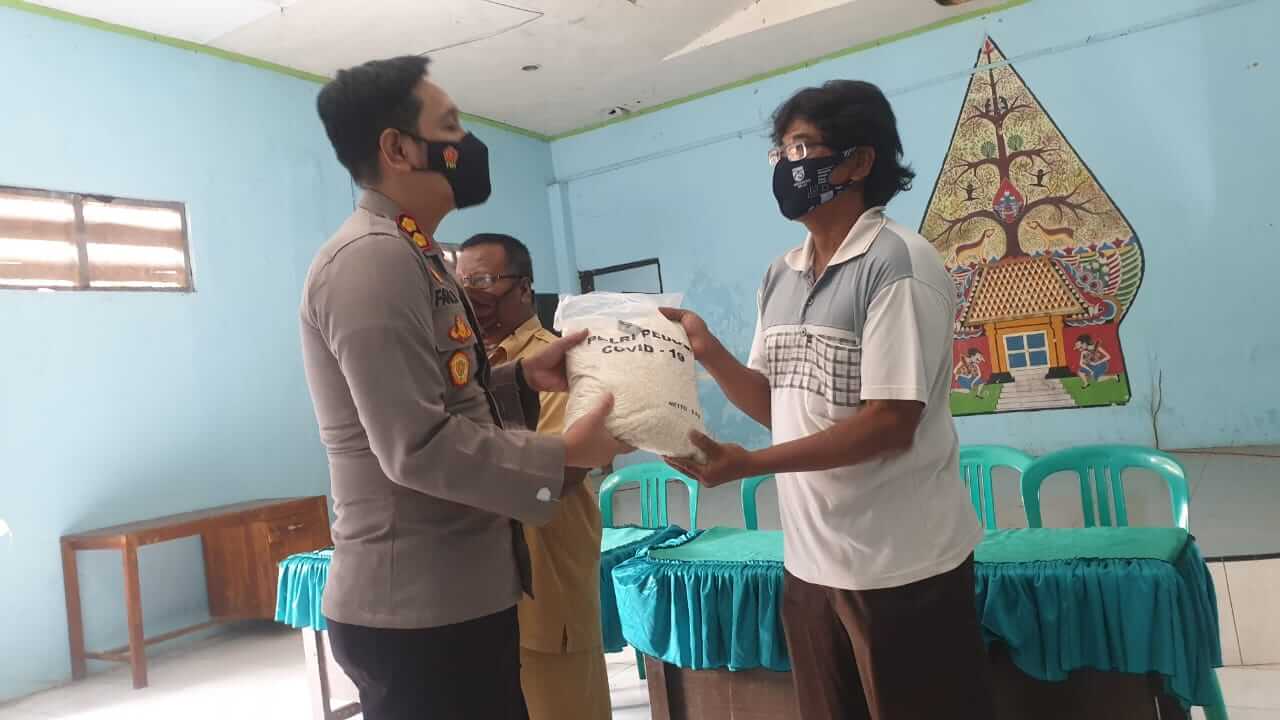 Mencopet Buat Makan, Seorang Nenek Di Bantu Kapolres Banjarnegara
