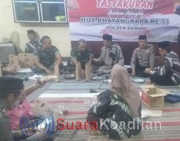 Rayakan HUT Bayangkara ke-73, Polsek Gemuh Ajak Stake Holder Potong Tumpeng Bersama