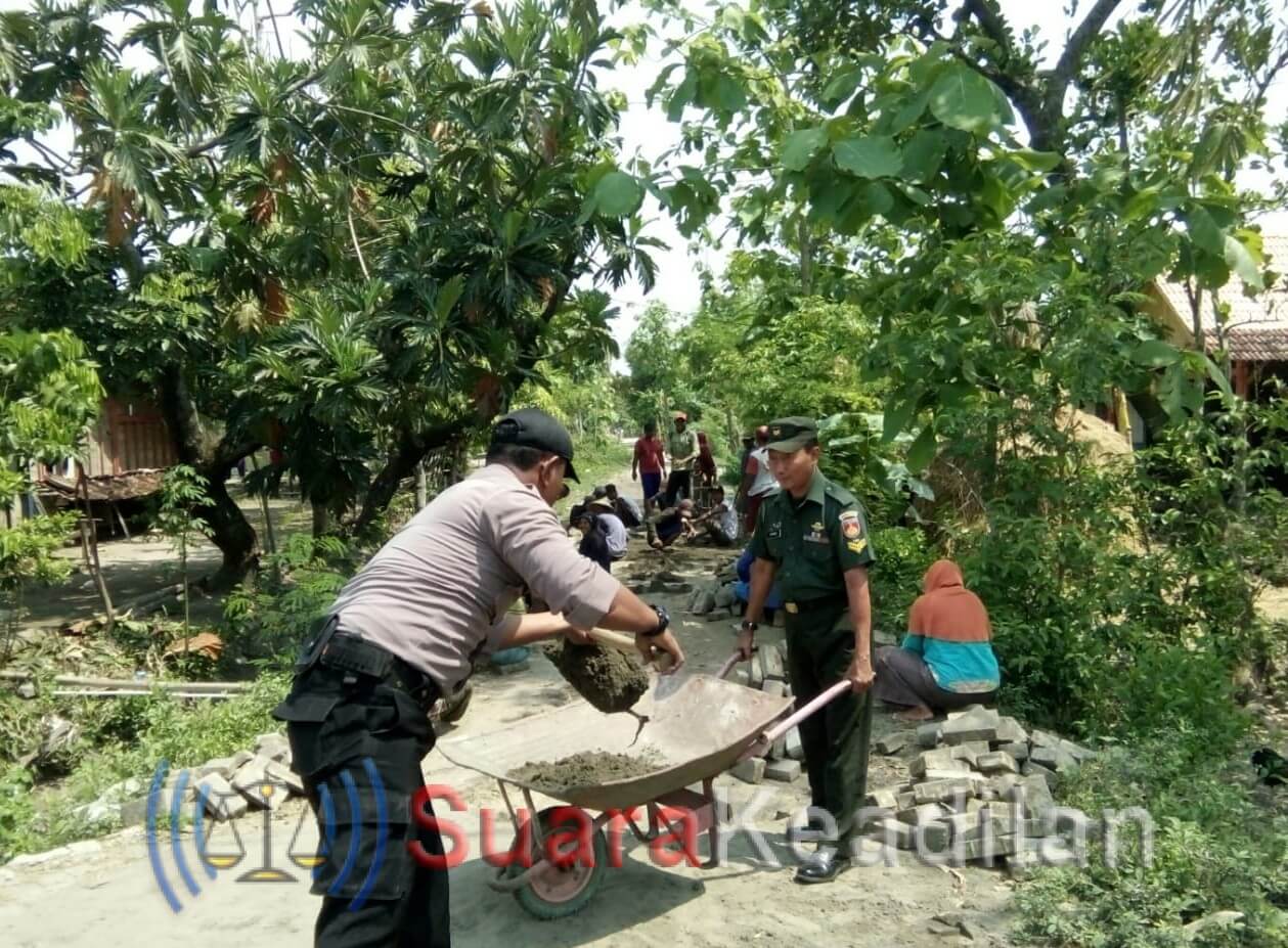 Polisi – Tentara Kerja Bhakti Bangun Jalan Desa Temulus