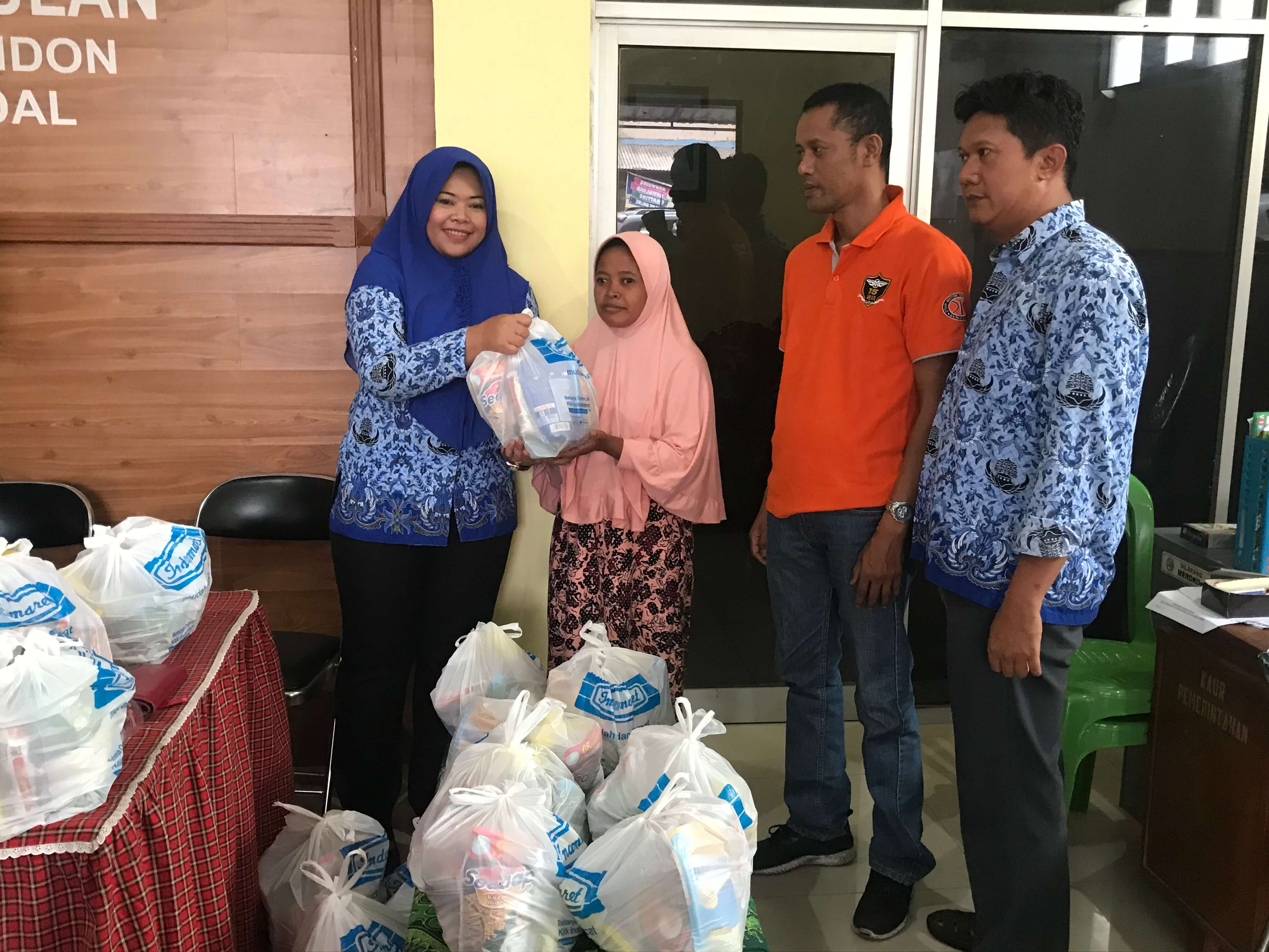Akhiri Masa Jabatan, Kades Penanggulan Bagikan Sembako