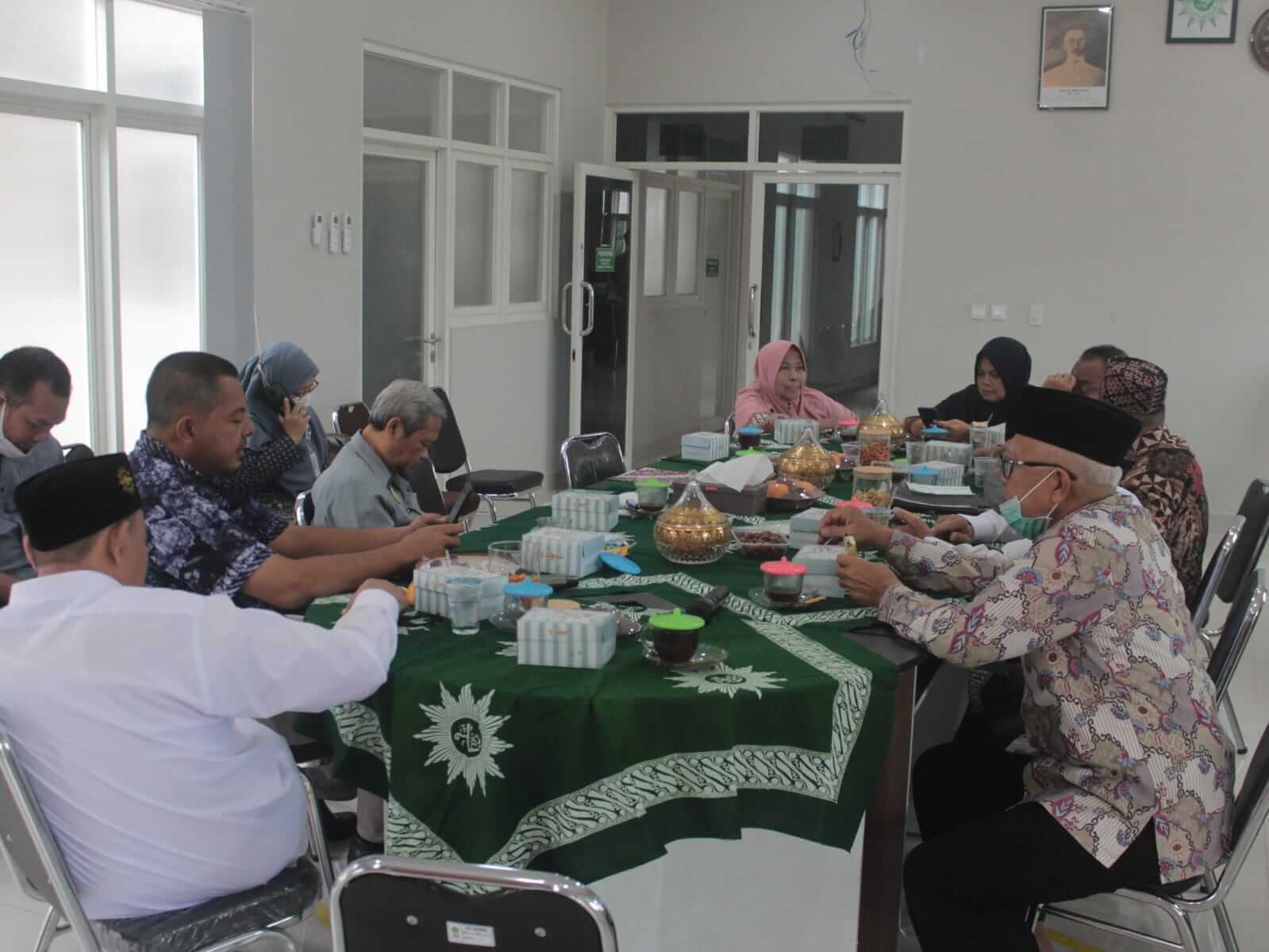 MPKU Muhammadiyah Kendal Siapkan Ambulan – Pengobatan Gratis Bagi Musafir Penggembira 1 Abad NU