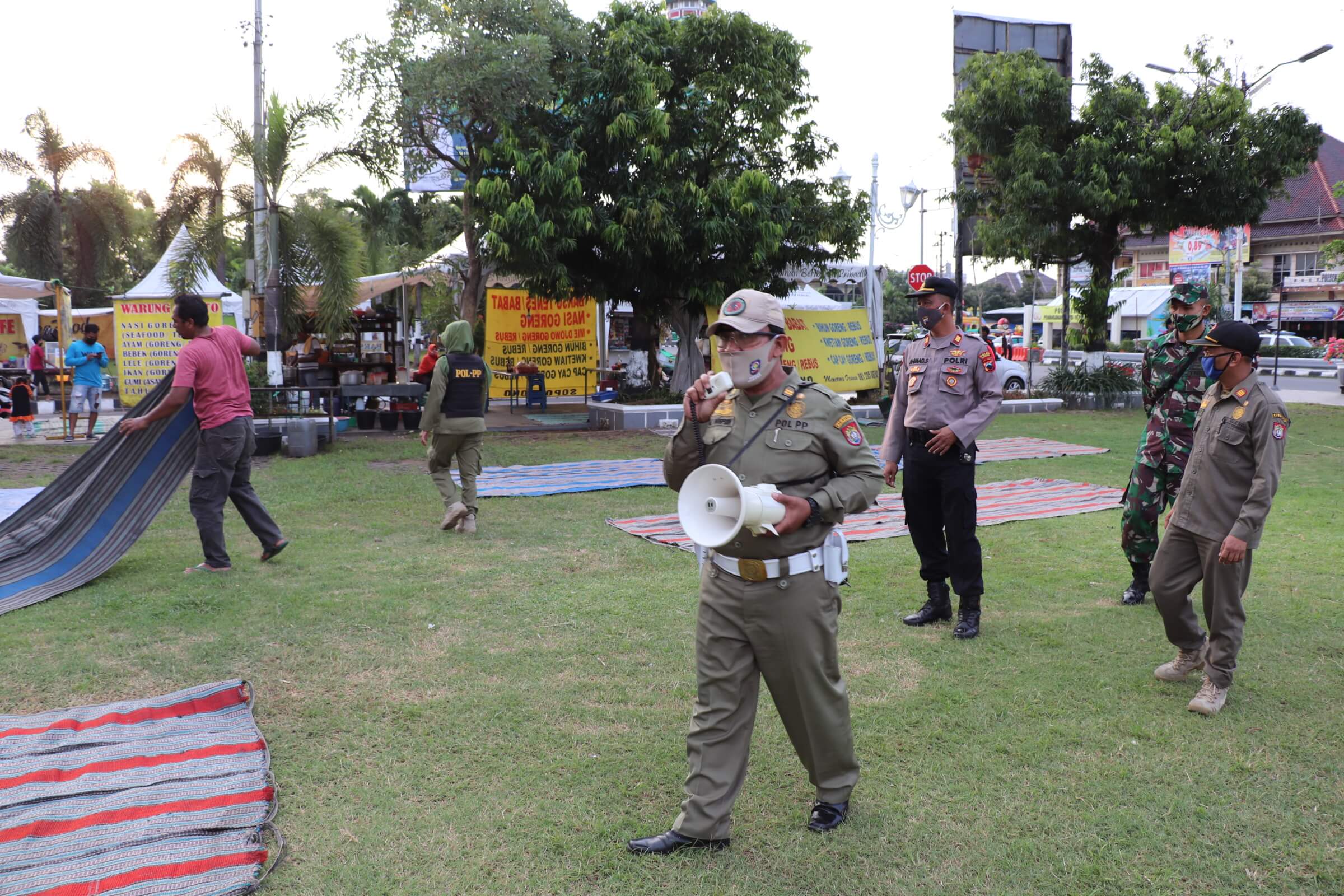 Polisi-Satpol PP, Bubarkan Warga Yang Akan Bukber Di Alun-Alun