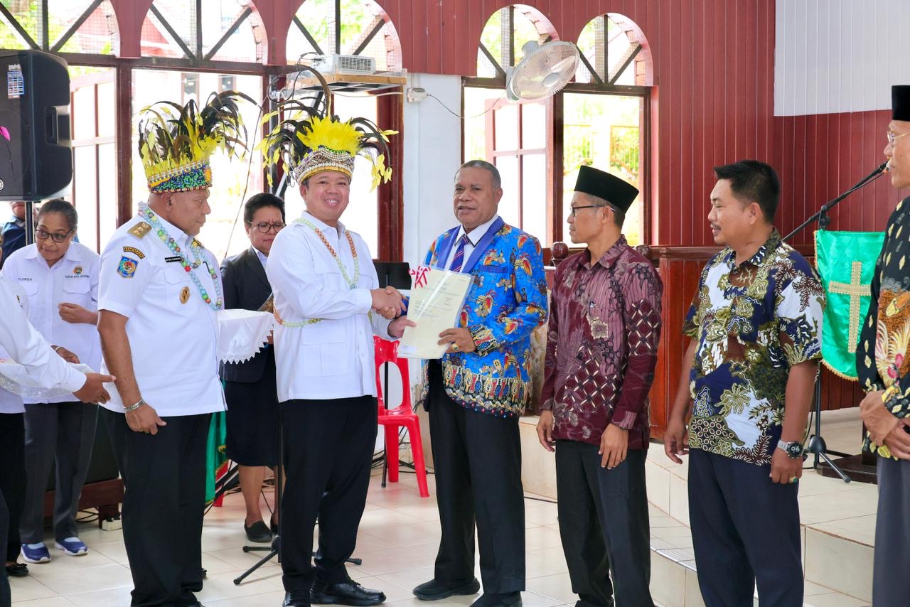 Menteri Nusron Serahkan Sertipikat di Papua: Era Presiden Prabowo Semua Tempat Ibadah Harus Disertipikatkan Tanpa Pengecualian