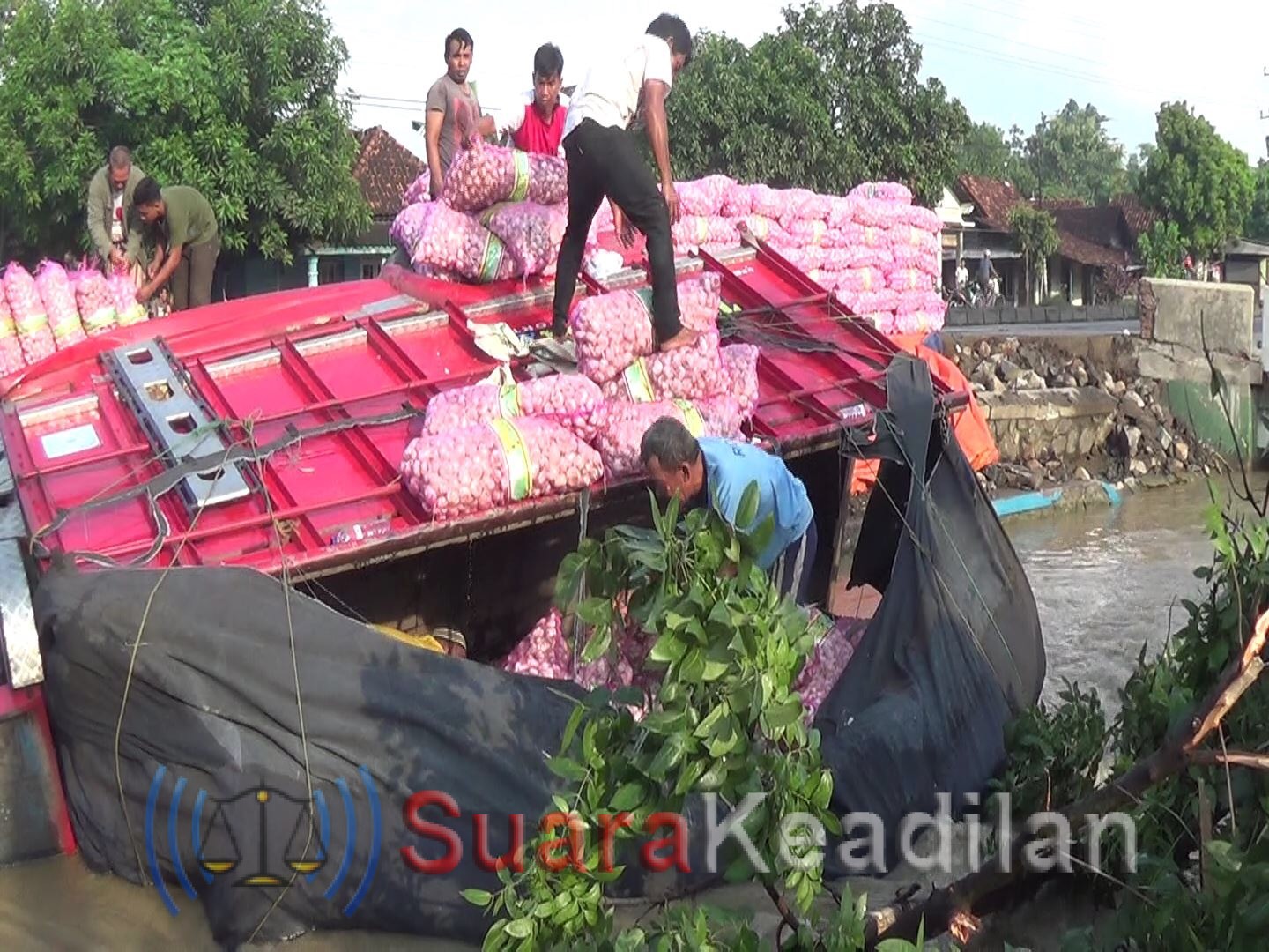 Sopir Ngantuk, Truk Muat Bawang Putih Masuk Sungai