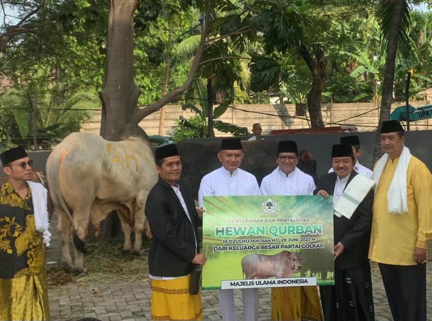 Mujib Rohmat Dampingi Penyerahan Hewan Kurban Ke MUI