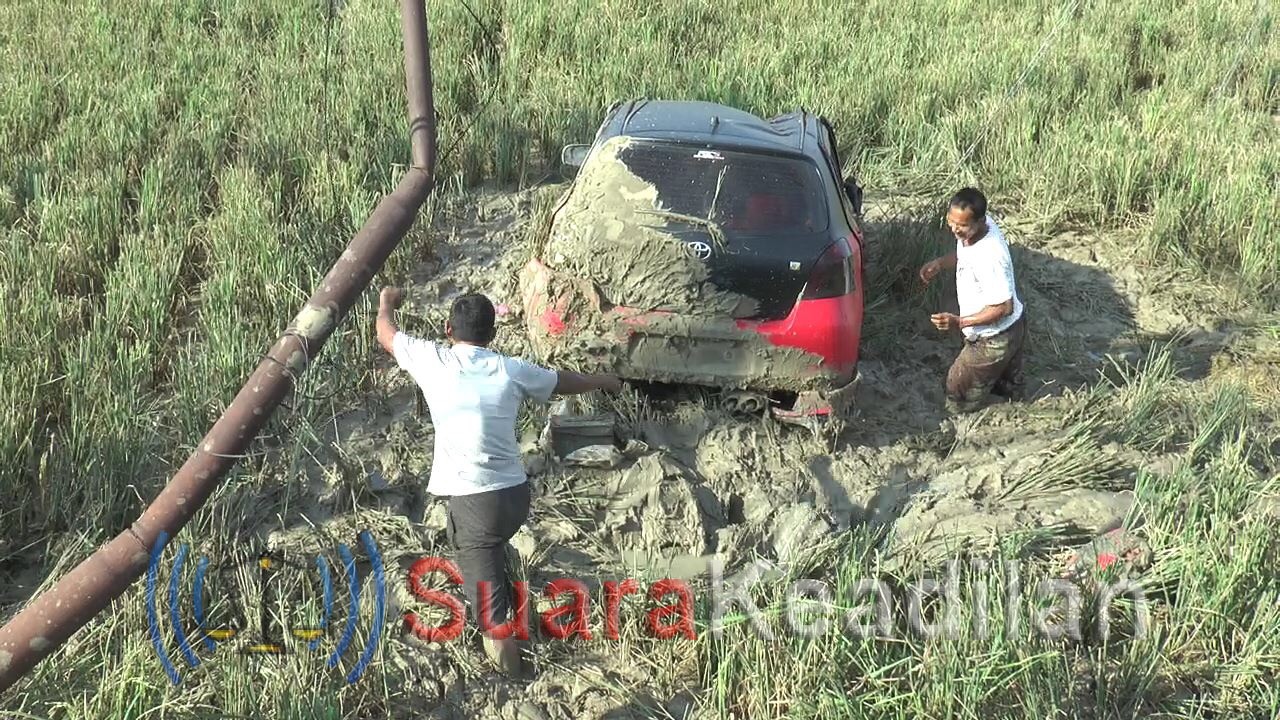 Pulang Karaoke, Yaris Ditumpangi Pasangan Kekasih Terjun ke Sawah