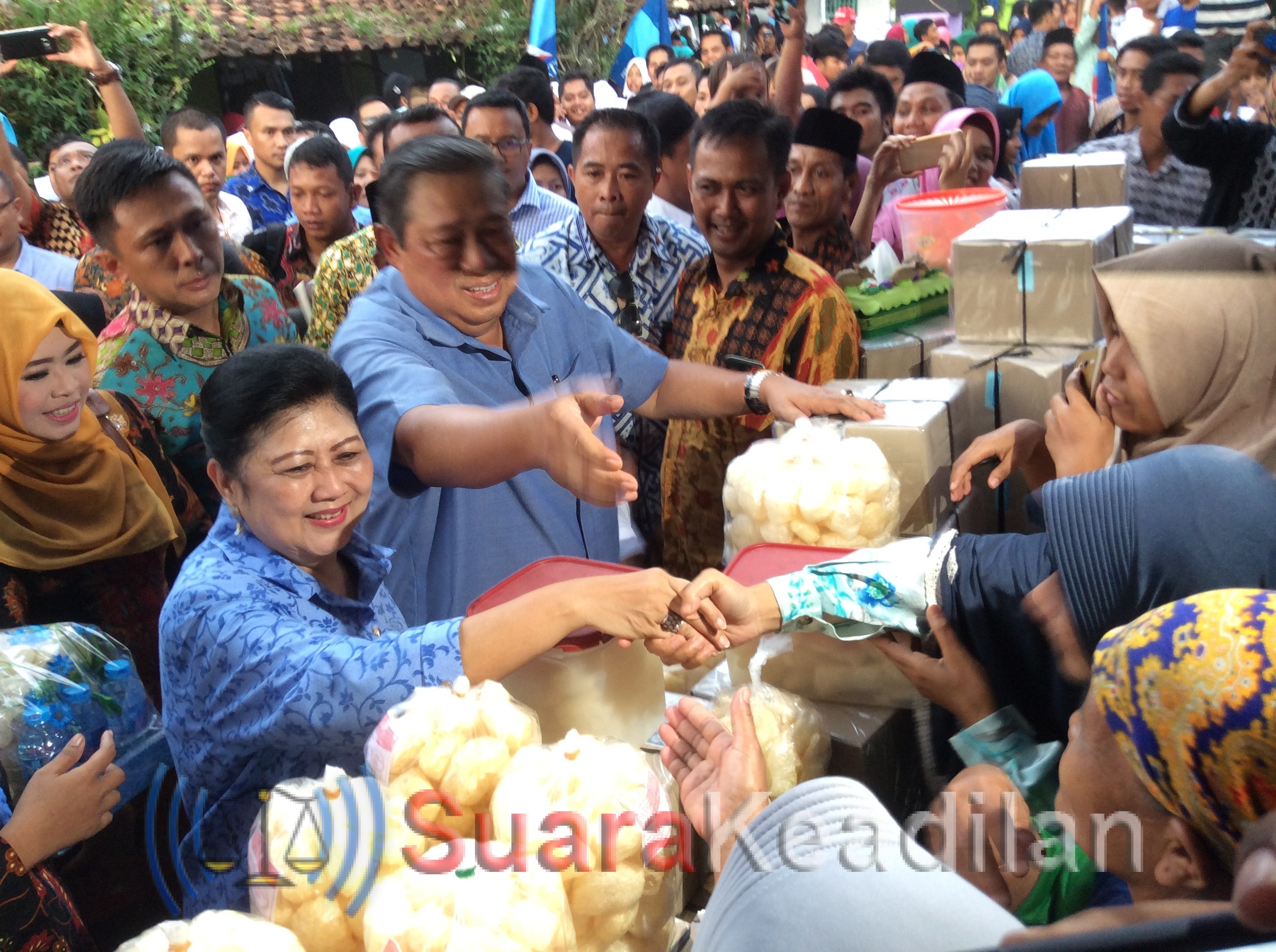 SBY-Ani Yudoyono Blusukan Ke Centra UMKM Kerupuk Rambak Desa Penanggulan