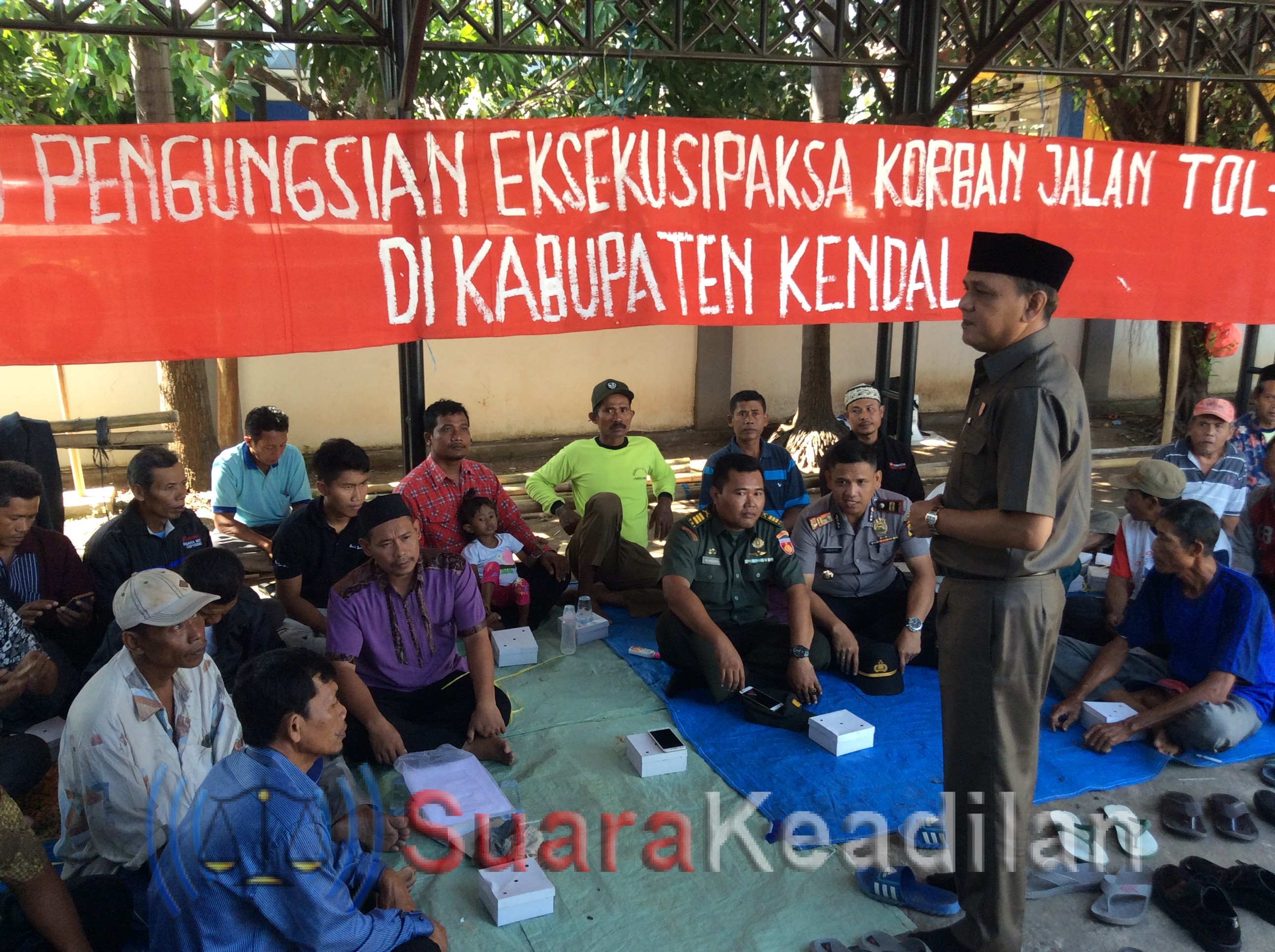 Pengungsi Korban Tol Di DPRD Kendal Pindah Ke Posko Sementara