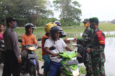 Petugas Gabungan TNI-Polri Bagikan 300 Nasi Kotak
