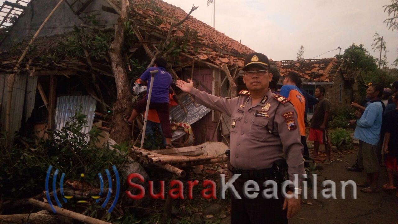 Respon Cepat Kapolsek Pemalang Tangani Bencana Puting Beliung di Pemalang