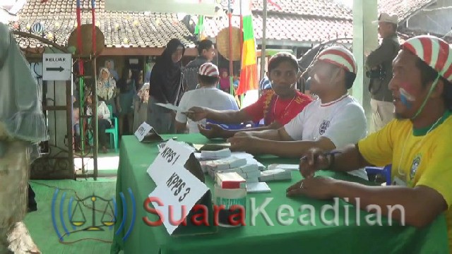 Semangati Pemilih, Petugas KPPS Pakai Kostum Peserta Piala Dunia