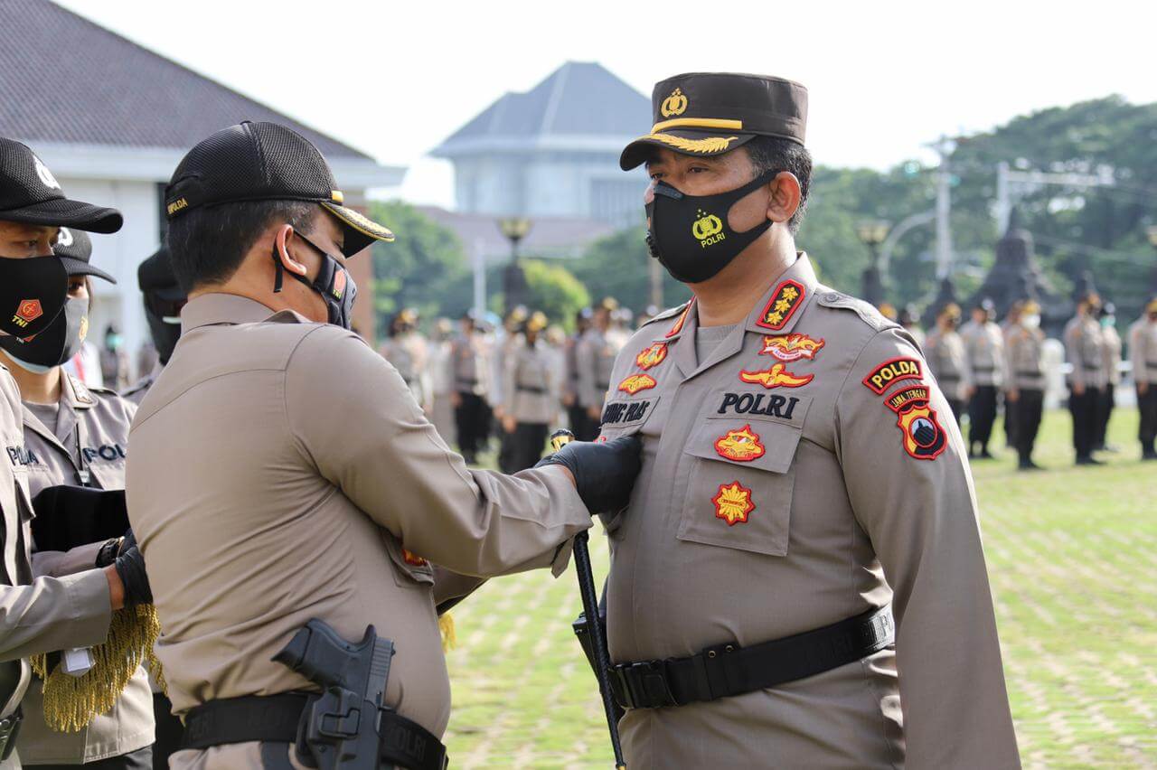 Kapolda Jateng Beri Penghargaan Pin Emas Kapolri Pada Dirnarkoba Dan 97 Anggota Berprestasi