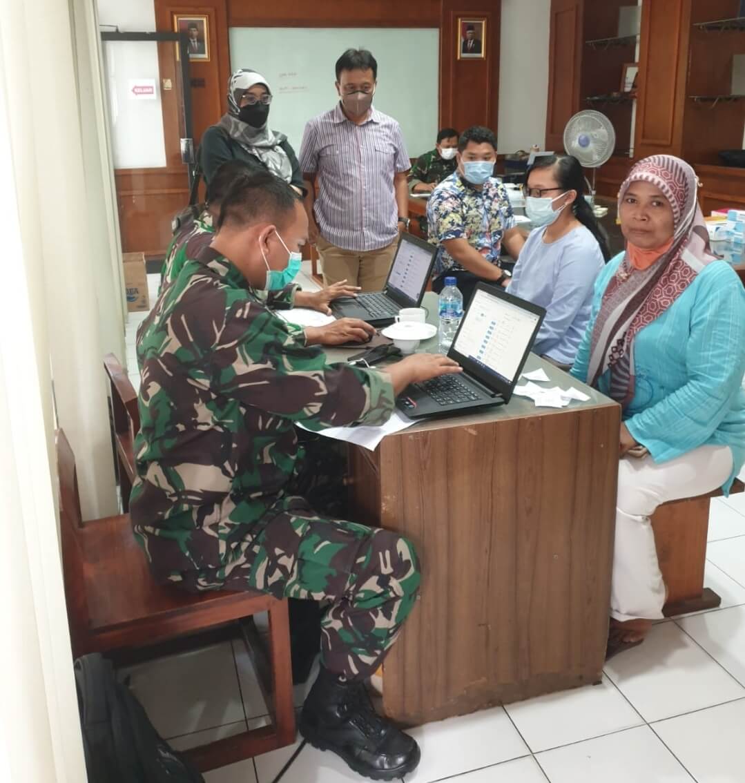 Ratusan Karyawan Hingga Warga Sekitar PT Dhenara Prima Mandiri Di Vaksin