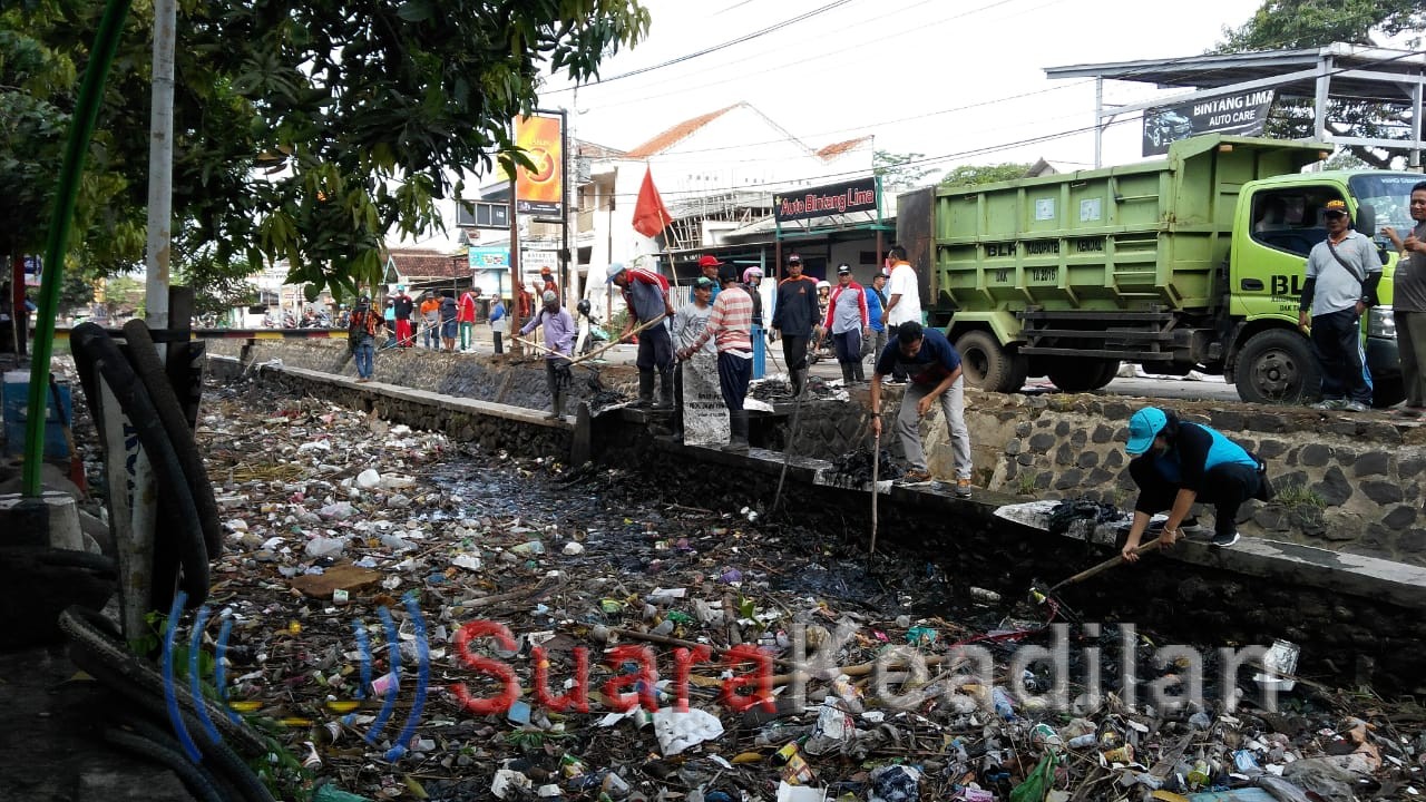Seratusan Orang Kerja Bakti Bersihkan Kali Aji