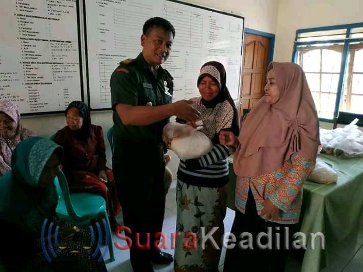 Koramil Kendal Bagi Sembako Untuk Masyarakat Kurang Mampu