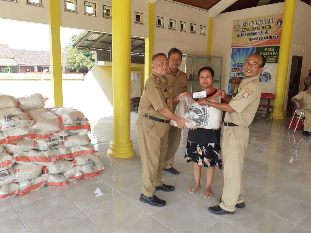 Lawan Covid 19, Pemdes Poncorejo Lakukan Penyemprotan, Bagikan Sembako Hingga Masker