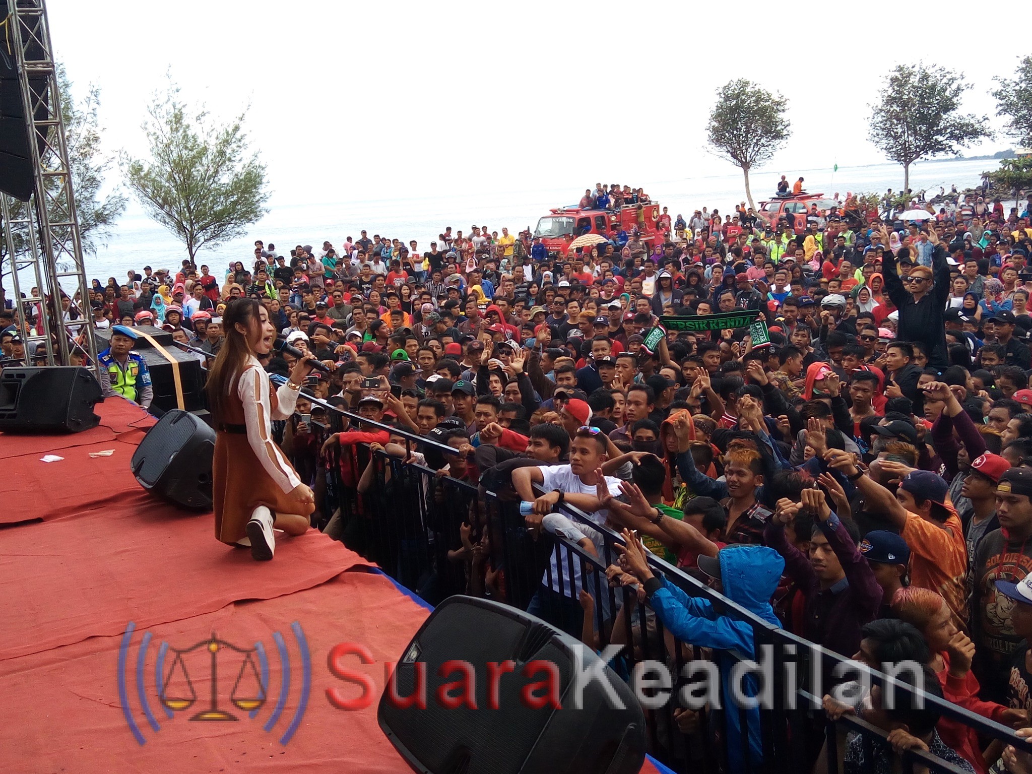 Liburan Tahun Baru, Pengunjung Pantai Cahaya Over Load