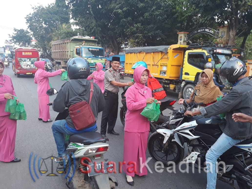 Bhayangkari Polsek Weleri Bagi Takjil Ke Pengguna Jalan