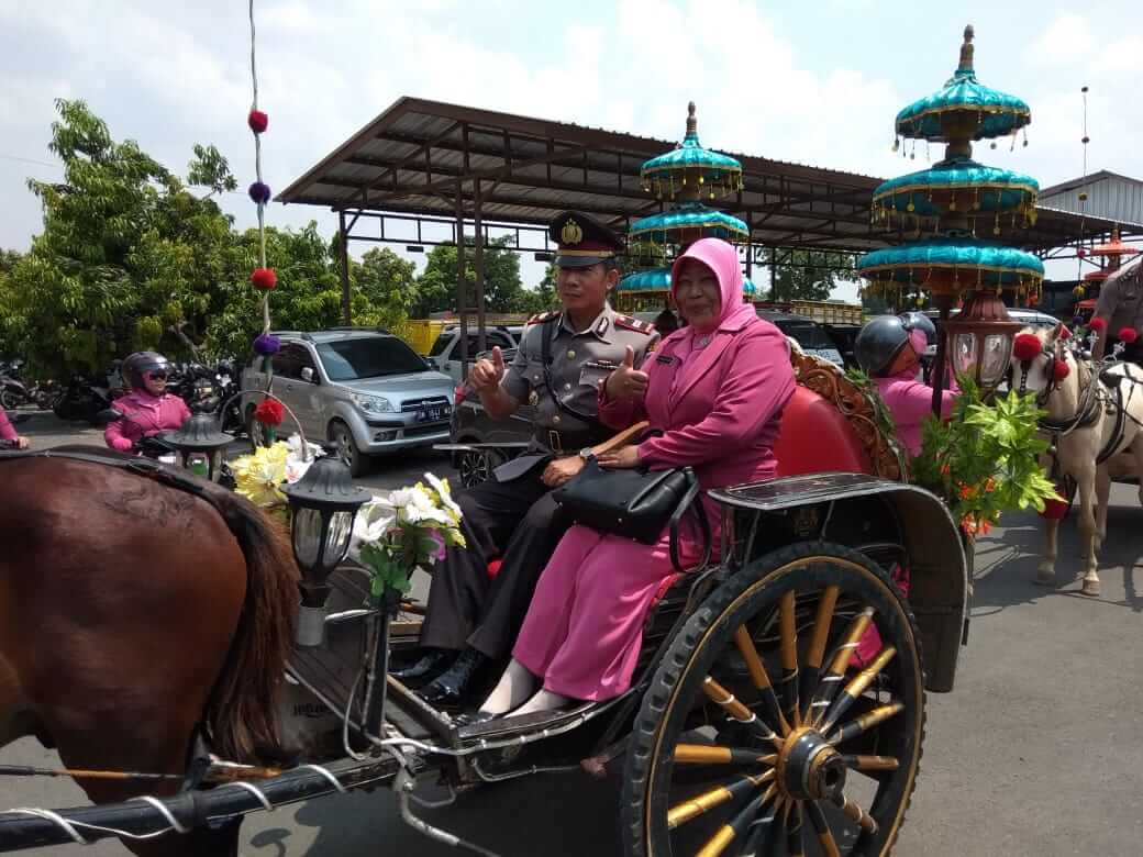 Jadi Kapolsek Jiken, Kasubag Humas Polres Blora Diarak Naik Dokar