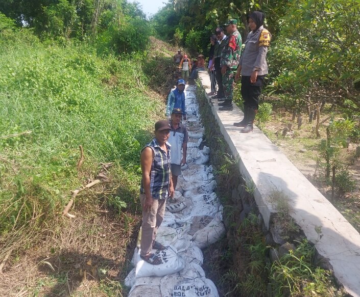 Warga Lanji Kerja Bakti Timbun Tanggul Amblas, Minta PSDA Perbaiki Permanen