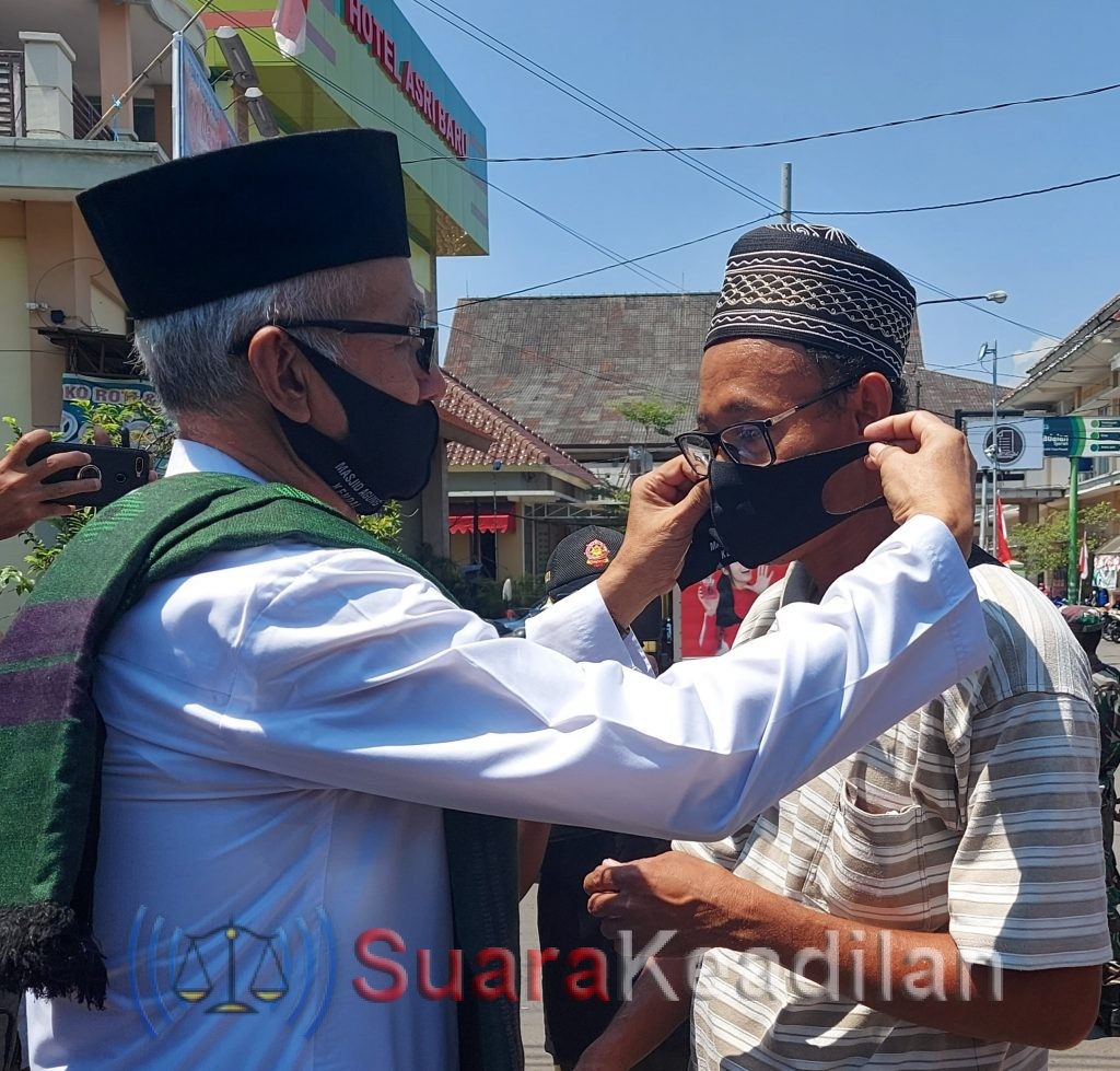Antisipasi Jadi Klaster Baru Covid-19, Takmir Masjid Agung-Pemkab Kendal Bagikan Masker Ke Jamaah Sholat Jumat